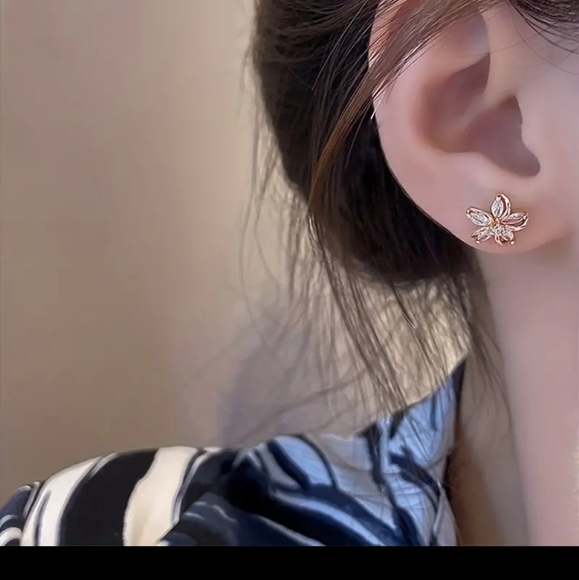 Elegant CZ and Rose Gold Flower Earrings - Picture 3 of 15